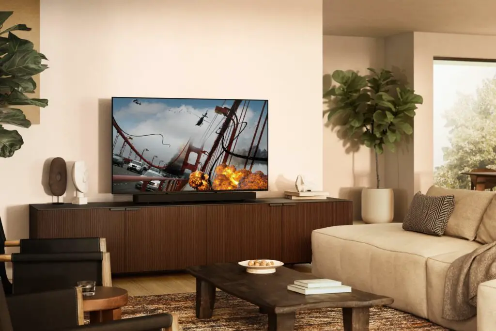 Sony BRAVIA 7 im Wohnzimmer mit Actionfilm (© Sony)